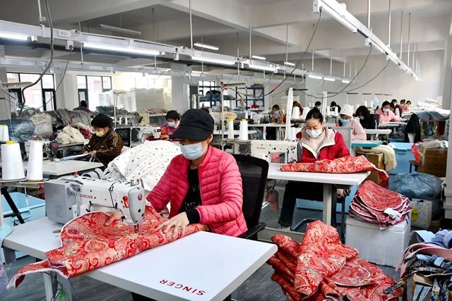 宣威：家门口的务工车间  小工厂托起大民..