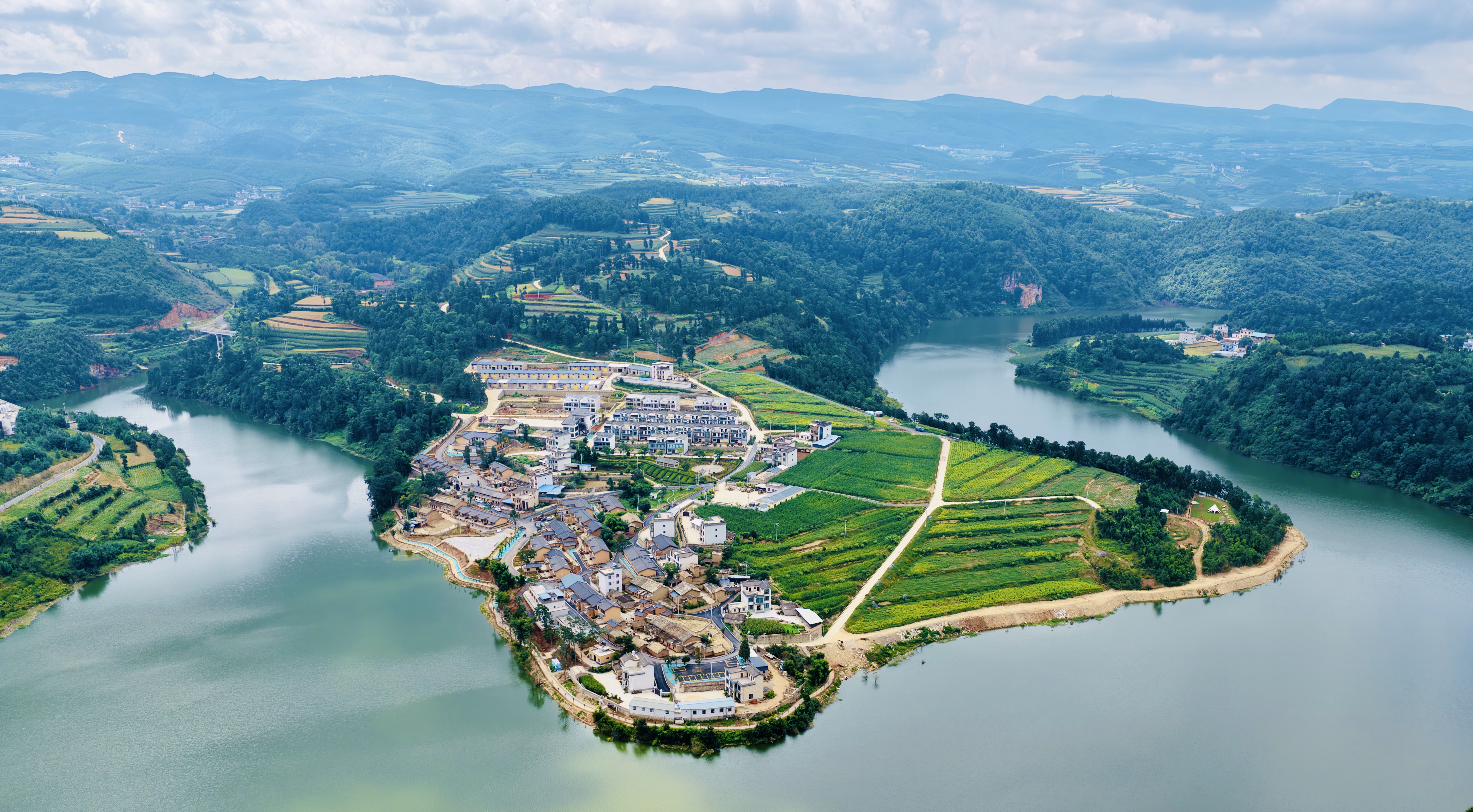 从 “游” 到 “居”, 再到由“旅”..