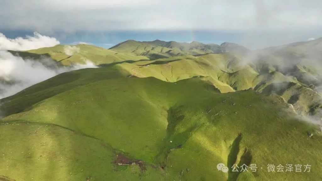 会泽大海草山:风吹万亩草甸 烤羊十里飘香